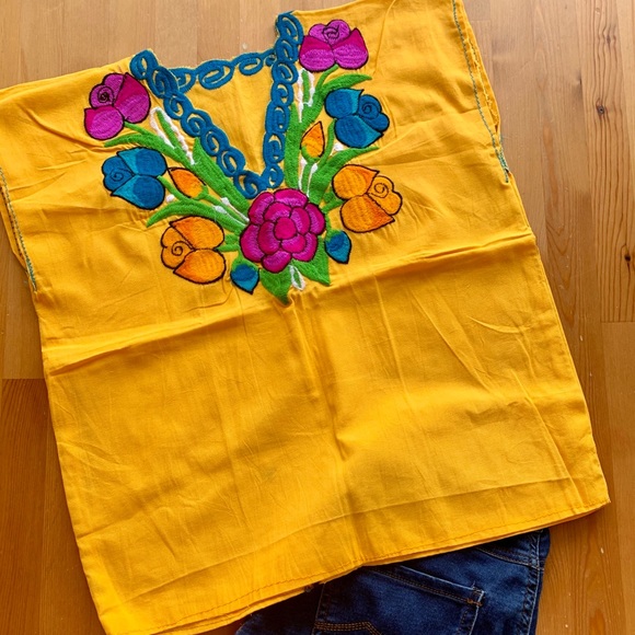 ✨2/$20✨ Mexican Embroidered Blouse - Picture 6 of 6